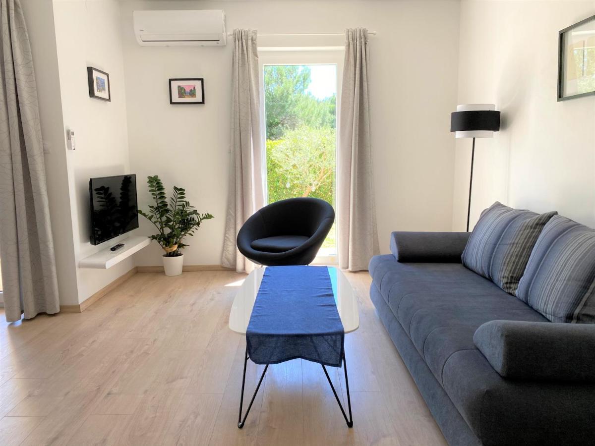 Apartment Punta Premantura E With Garden Ngoại thất bức ảnh